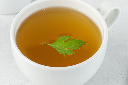 Чашка бульона из индейки с пшеничными гренками