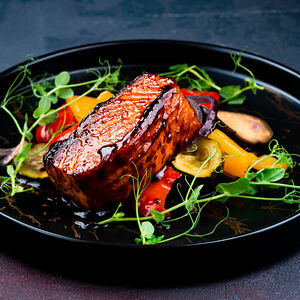 Лосось в мисо-глазури с овощным гарниром