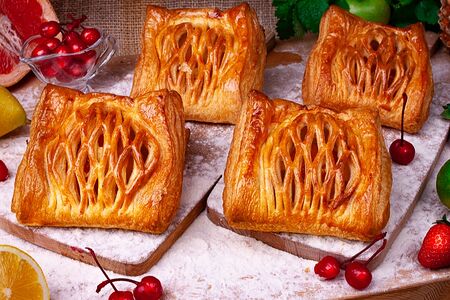 Слойка с вишней