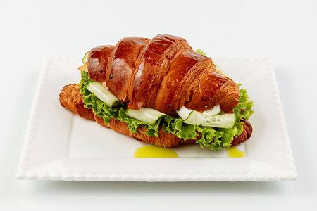 Круассан с лососем и крем-сыром с овощами