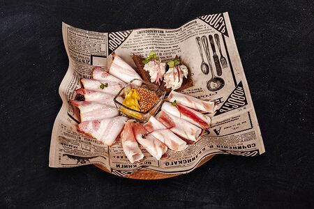 Тарель закусок из сала