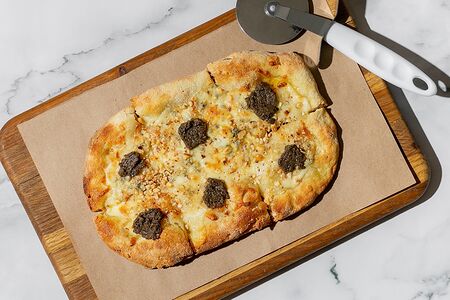 Пицца Четыре сыра с черным трюфелем