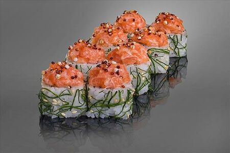 Ролл с лососем и шпинатом