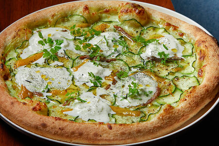 Пицца с цукини и анчоусами