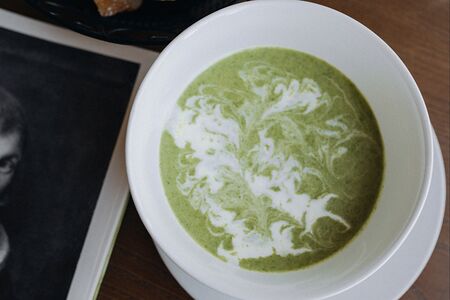 Суп-пюре из брокколи и шпината с куриной грудкой