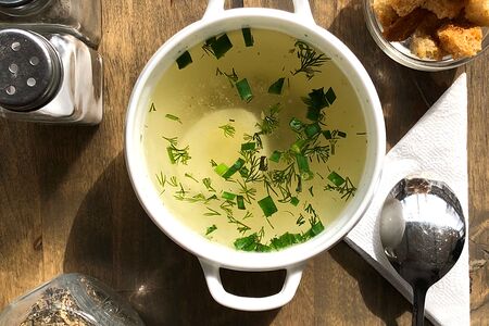 Бульон с яйцом и сухарями