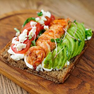 Брускетта с креветками и авокадо