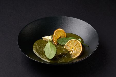 Крем-суп из шпината с имеретинским сыром и апельсиновыми чипсами