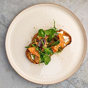 Брускетта с копченым лососем