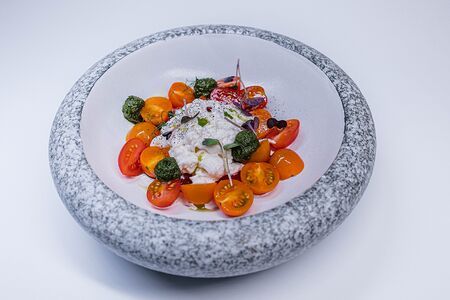 Томаты черри с сыром страчателла и песто