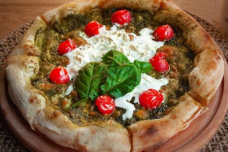 Пицца с песто, черри и страчателлой