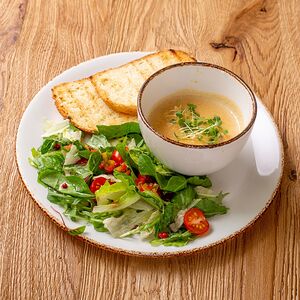 Теплый салат из мидий и куриной грудки