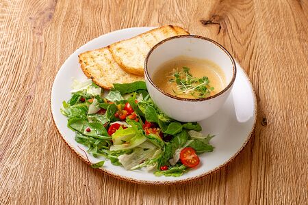 Теплый салат из мидий и куриной грудки