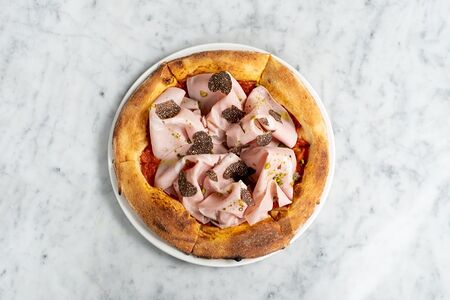 Пицца с мортаделлой, фисташками и черным трюфелем