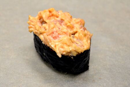 Спайси гункан с лососем