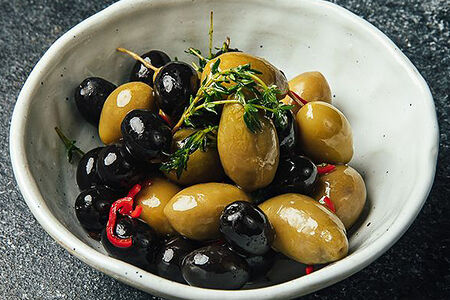 Маринованные маслины и оливки