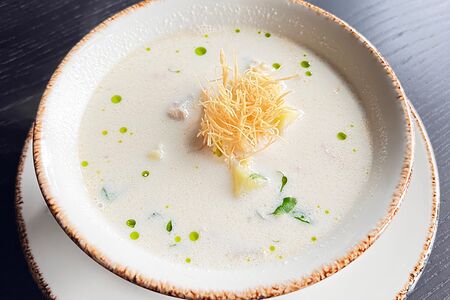 Сливочная уха из лосося, сибаса и дальневосточной креветки