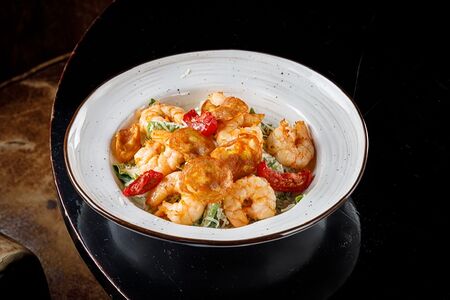 Салат Цезарь с креветками и чипсами чоризо