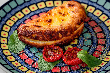 Халлуми на гриле с вялеными томатами