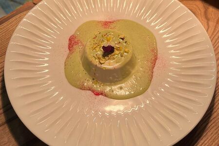 Панна котта с молочным улуном с соусом из белого шоколада