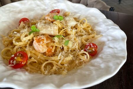 Паста с креветками и кальмарами