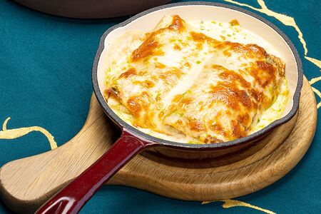 Запеченные блины с копченой курицей