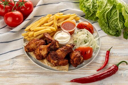 Куриные крылышки с картошкой фри