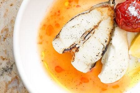 Палтус с запечённым томатом и пюре из сельдерея