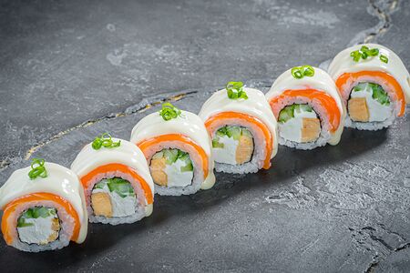 Ролл Лосось с трюфельным соусом