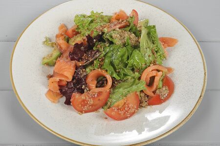 Салат с авокадо, киноа и малосольным лососем