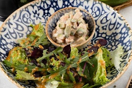 Салат с креветками и авокадо