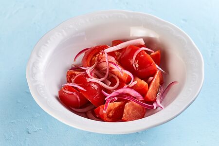 Салат с помидорами и красным луком