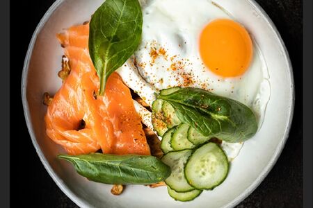 Картофельная вафля, форель и глазунья