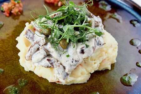 Бефстроганов с картофельным пюре и вялеными томатами