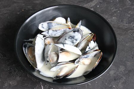 Мидии в сливочном соусе с горгонзолой