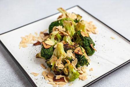 Брокколи с миндалем