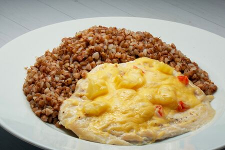 Куриное филе с ананасом, помидором и сыром