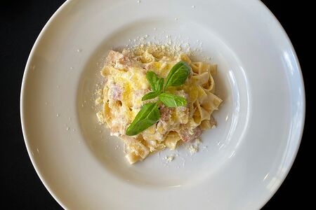 Феттуччине с куриной грудкой и беконом