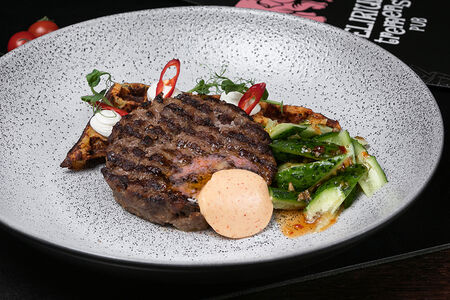 Рубленый бифштекс из говядины на бельгийской вафле