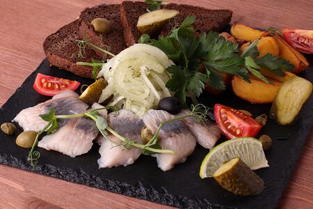 Филе сельди с картофельными дольками и разносолами