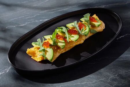 Сливочный омлет с авокадо и красной икрой