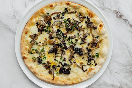 Пицца с грибами и пармезаном