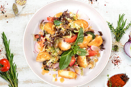 Салат с жареным камамбером