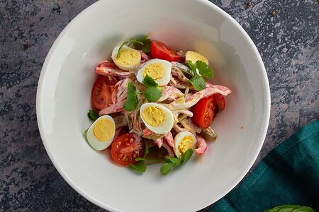 Салат с языком, томатами черри и перепелиным яйцом