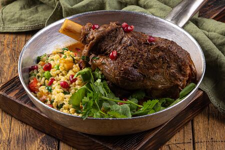 Голень ягненка с булгуром и печеным перцем