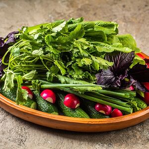 Свежие овощи с зеленью