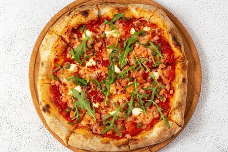 Пицца с тартаром из подмаринованного лосося