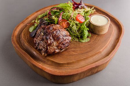 Тосканская говядина на углях с соусом блю чиз