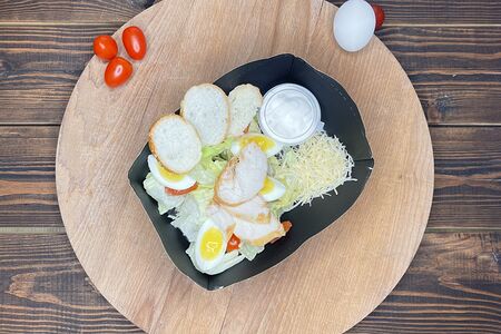 Салат Цезарь с курицей