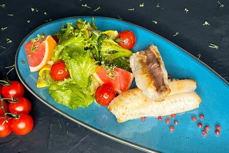 Морской окунь с теплым салатом